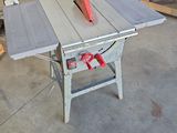 une table sur laquelle est posée une scie, dans un atelier