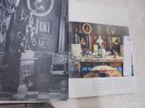 un livre ouvert dans lequel figure la photo d'un salon