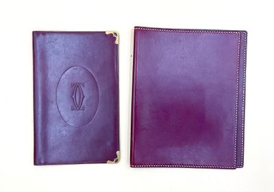 deux carnets en cuir violet posés l'un à côté de l'autre sur une surface blanche