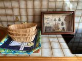 un panier en osier posé sur le plan de travail de la cuisine