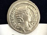 un gros plan d'une pièce de monnaie posée sur une feuille de papier