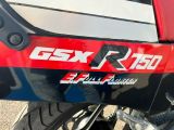 un gros plan d'une moto rouge et noire arborant un logo