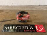 un panneau rouge et noir posé au sol, à côté d'un panneau rouge et blanc