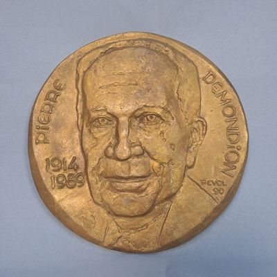 une pièce d'or sur laquelle figure l'image d'un homme