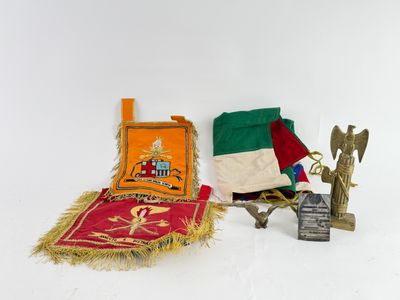 un grand nombre d'objets posés sur une surface blanche