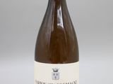 une bouteille de vin posée sur une table