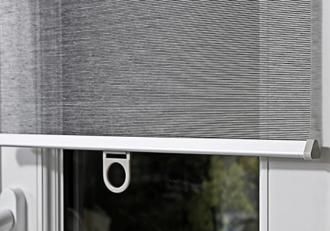 Gros plan sur une fenêtre équipée d'un store à enrouleur