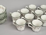 un grand nombre de tasses et de soucoupes sur une table