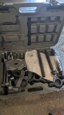 une caisse à outils avec des outils à l'intérieur sur le sol