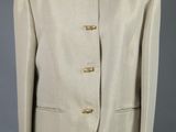 une veste beige sur un mannequin, un mannequin, un mannequin, un mannequin, un mannequin, un mannequin, un mannequin, un mannequin, un mannequin