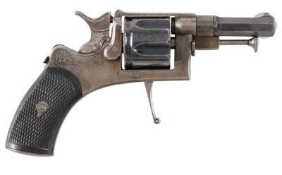 un vieux fusil avec une poignée en bois sur fond blanc