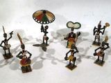 de nombreuses figurines de différents types et tailles disposées sur une surface blanche