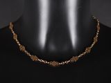 un collier à chaîne en or sur un mannequin mannequin mannequin mannequin mannequin mannequin mannequin mannequin mannequin mannequin