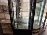 une vitrine en verre au milieu d'une pièce