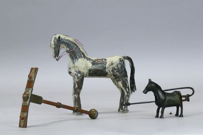 un cheval en peluche tirant un traîneau sur lequel se trouve un autre cheval