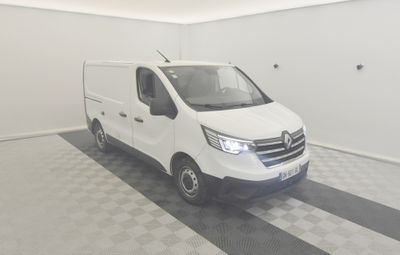 La camionnette blanche est garée dans la pièce vide de l'immeuble.