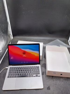 un ordinateur portable posé sur une table à côté d'une boîte