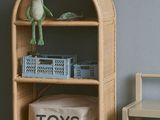 une étagère avec des jouets et une chaise dans une pièce