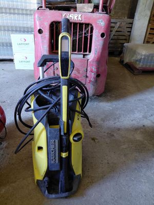 un « Pressurer » jaune et noir garé dans un garage