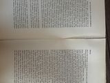 un livre ouvert posé sur une table en bois à côté d'une tasse de café