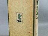 un vieux livre sur lequel figure l'image d'un homme tenant un pistolet