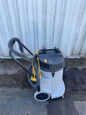 a vacuum that is sitting on the ground next to a wall