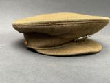 une image représentant un chapeau marron posé sur une table