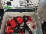 une caisse remplie d'outils électriques posée par terre