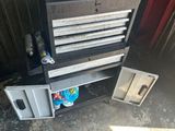 une photo montrant une armoire à outils et un réfrigérateur dans un garage