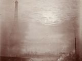 photo d'une photo en noir et blanc représentant un phare sous un ciel brumeux