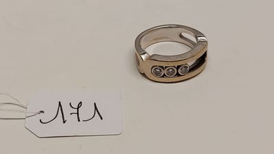 une bague en argent et une étiquette sur un fond blanc