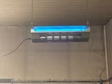 un téléviseur fixé au plafond d'un garage