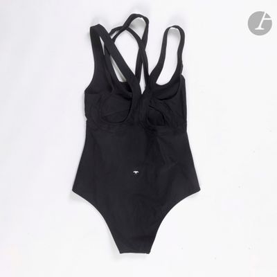 un maillot de bain noir sur fond blanc, avec un fond blanc