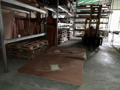 de nombreuses palettes en bois posées à même le sol dans un entrepôt