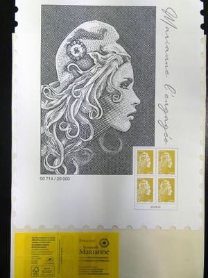 une photo représentant un dessin d'une femme sur une feuille de papier