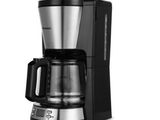 une cafetière noire et argentée sur fond blanc