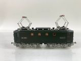 une image représentant une maquette de train posée sur une surface blanche