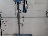 une machine bleue qui se trouve dans une pièce