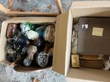 une boîte remplie d'objets posés sur le sol