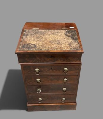 une vieille commode en bois avec un plateau en marbre