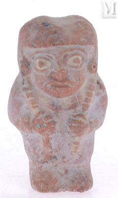 une image représentant une statue d'un homme avec des lunettes sur la tête