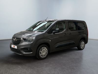 La camionnette grise est garée dans une grande pièce.