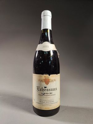 une vieille bouteille de vin posée sur une table