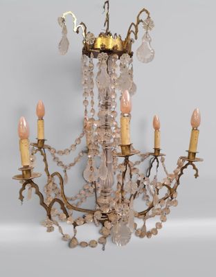 Lustre à six bras de lumière agrémenté de guirlandes et pamp…
