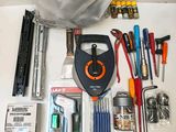 un grand nombre d'outils posés sur la table