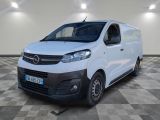 la camionnette blanche est garée dans une grande pièce au sol en damier