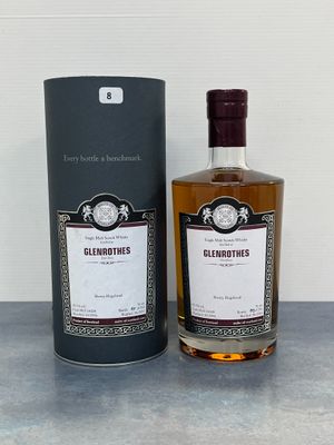 une photo d'une bouteille de whisky Glenmores à côté d'une boîte noire