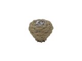 une boule en corde avec une horloge au centre, sur fond blanc