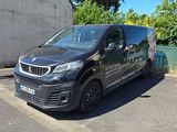 une camionnette noire garée sur le bord de la route