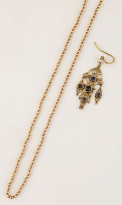 un ensemble composé d'un collier et de boucles d'oreilles en or, serti de pierres bleues